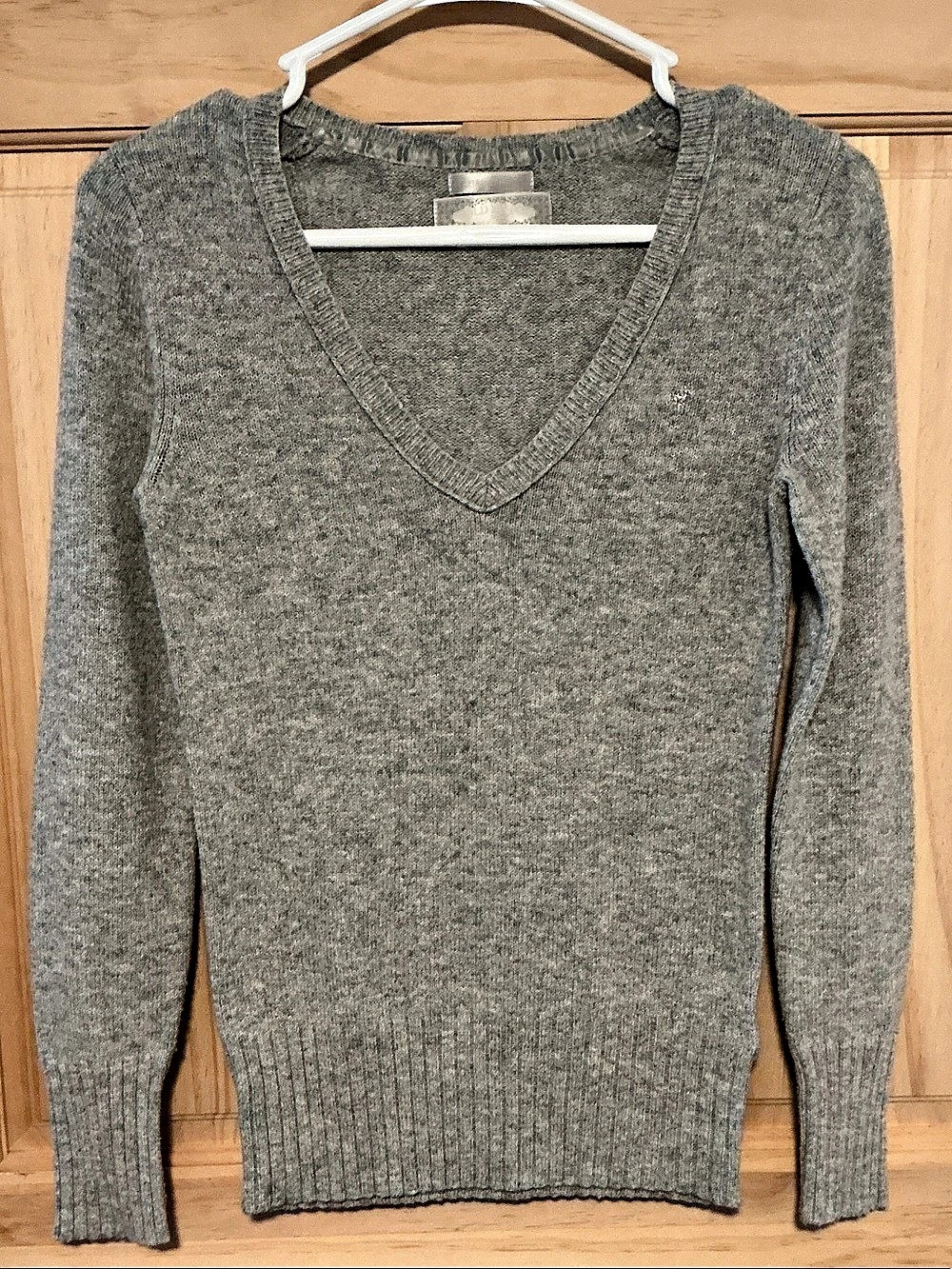 OLD NAVY PERFECT FIT Gray V-Neck WITH SLIVER DEER  Sweater
